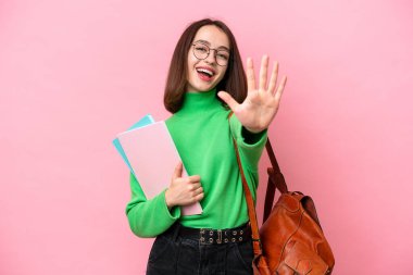 Genç öğrenci Ukraynalı kadın pembe arka planda izole edilmiş parmaklarıyla beşi sayıyor