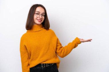 Beyaz arka planda izole edilmiş genç Ukraynalı kadın davet edilmek için ellerini yana uzatıyor.