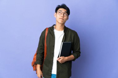 Mor arka planda izole edilmiş genç bir kız öğrenci.