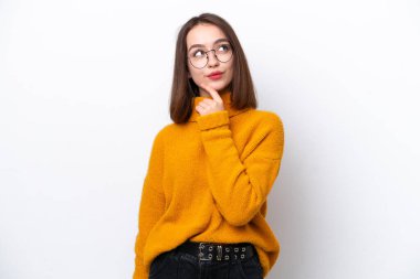 Genç Ukraynalı kadın beyaz arka planda izole edilmiş ve yukarı bakıyor