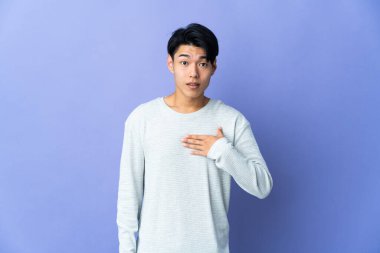 Mor arka planda izole edilmiş genç bir Çinli kendini işaret ediyor.