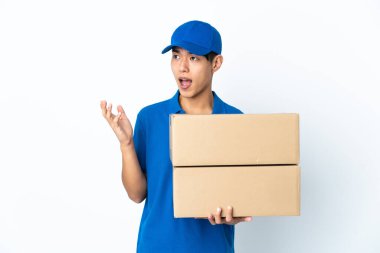 Çinli adam beyaz arka planda izole edilmiş ve yüz ifadesi şaşırtıcıydı.