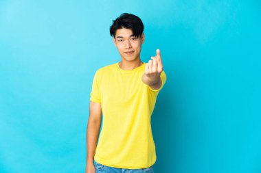 Mavi arka planda izole edilmiş genç bir Çinli geliyor.