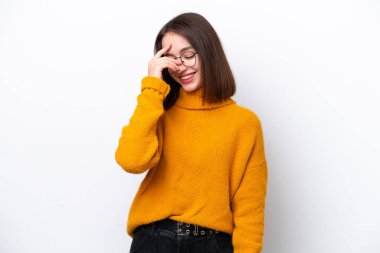 Genç Ukraynalı kadın beyaz arka planda izole edilmiş gülüyor.