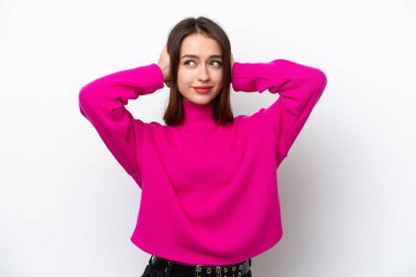 Beyaz arka planda izole edilmiş genç Ukraynalı kadın hayal kırıklığına uğramış ve kulaklarını kapatmış.