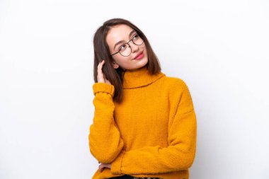 Genç Ukraynalı kadın beyaz arka planda izole edilmiş bir fikir düşünüyor.