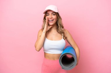 Genç sporcu kadın yoga derslerine giderken elinde paspas ağzı açık bağırıyordu.