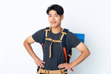 Beyaz arka planda izole edilmiş, kolları kalçasında ve gülümseyen bir Çinli dağcı.