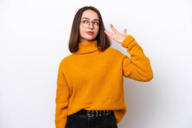 Genç Ukraynalı kadın yorgun ve hasta bir ifadeyle beyaz arka planda izole edilmiş.