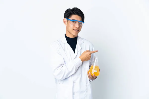 Joven Científico Chino Aislado Sobre Fondo Blanco Apuntando Con Dedo — Foto de Stock