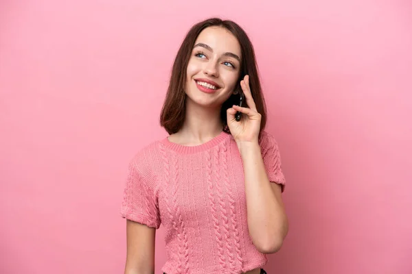 분홍색 배경에 고립된 우크라이나 소녀가 누군가와 전화로 대화를 나누고 — 스톡 사진