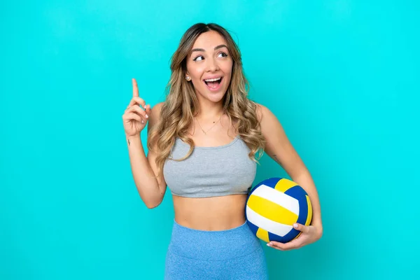 Young Caucasian Woman Playing Volleyball Isolated Blue Background Thinking Idea — Photo