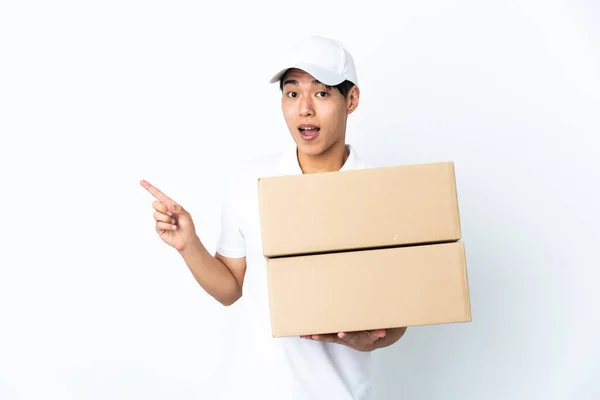 Delivery Chinese Man Isolated White Background Surprised Pointing Finger Side — Φωτογραφία Αρχείου