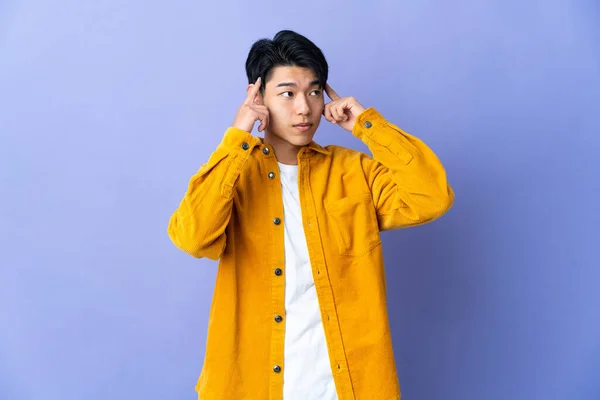 Young Chinese Man Isolated Purple Background Having Doubts Thinking — Foto de Stock