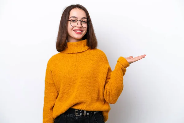 Jonge Oekraïense Vrouw Geïsoleerd Witte Achtergrond Houden Copyspace Imaginaire Palm — Stockfoto