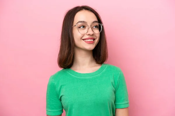 Joven Ucraniana Aislada Sobre Fondo Rosa Con Gafas Con Expresión —  Fotos de Stock