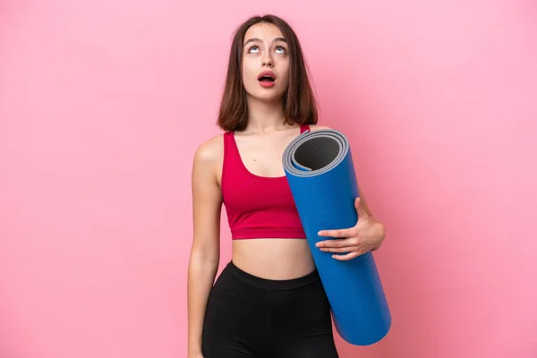 Joven Deportista Ucraniana Que Clases Yoga Mientras Sostiene Una Esterilla —  Fotos de Stock