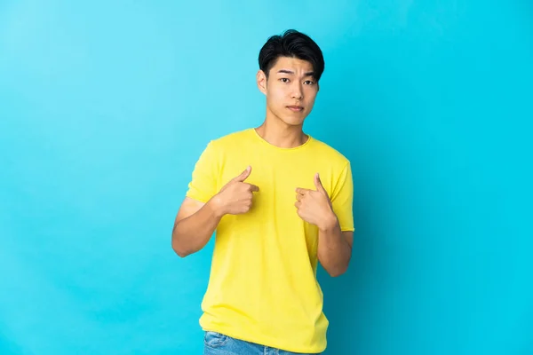 Νεαρός Κινέζος Απομονωμένος Μπλε Φόντο Που Δείχνει Τον Εαυτό Του — Φωτογραφία Αρχείου