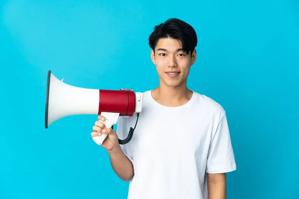 Young Chinese Man Isolated Blue Background Holding Megaphone Smiling Lot — Φωτογραφία Αρχείου