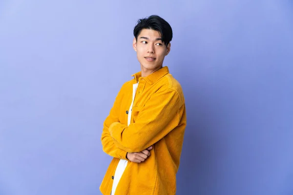 Young Chinese Man Isolated Purple Background Arms Crossed Happy — ストック写真