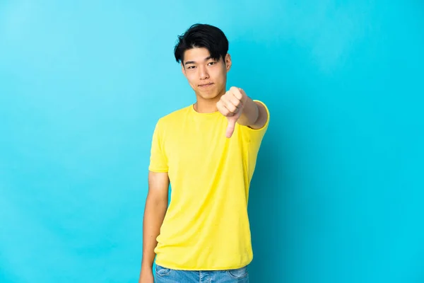 Mavi Arka Planda Izole Edilmiş Genç Bir Çinli Başparmağının Negatif — Stok fotoğraf