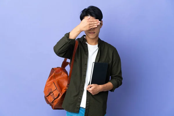 Joven Estudiante Aislada Sobre Fondo Púrpura Cubriendo Los Ojos Con — Foto de Stock