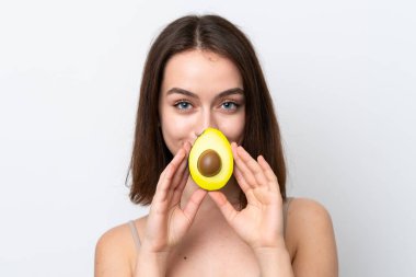 Genç Ukraynalı bir kadın beyaz arka planda avakado tutuyor. Portreyi kapat