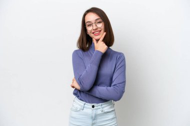 Genç Ukraynalı kadın beyaz arka planda izole edilmiş mutlu ve gülümsüyor.