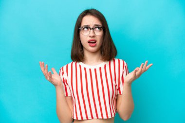 Mavi arka planda izole edilmiş genç Ukraynalı kadın bunalıma girdi