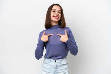 Genç Ukraynalı bir kadın beyaz arka planda izole edilmiş, şaşırmış bir yüz ifadesi var.