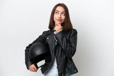 Beyaz arka planda izole edilmiş motosiklet kasklı genç Ukraynalı bir kadın.