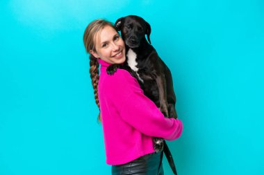 Köpeğiyle izole edilmiş geçmişi olan beyaz bir kadın.