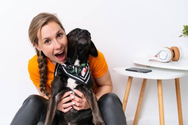 Köpeğiyle izole edilmiş geçmişi olan beyaz bir kadın.