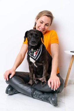 Köpeğiyle izole edilmiş geçmişi olan beyaz bir kadın.