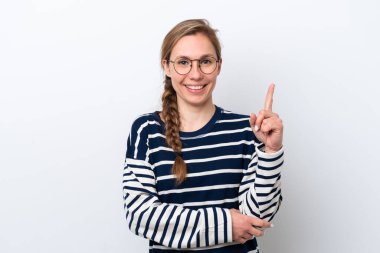 Beyaz arka planda izole edilmiş genç beyaz kadın mutlu ve yukarıya bakıyor.