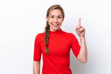 Beyaz arka planda izole edilmiş beyaz bir kadın harika bir fikre işaret ediyor.