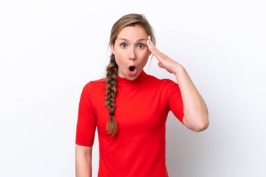 Beyaz arka planda izole genç beyaz kadın bir şey fark etti ve çözüme niyetlendi.