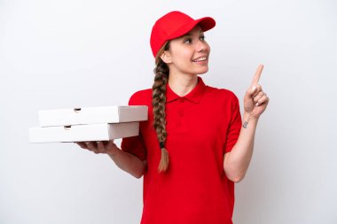 Pizza dağıtan kadın iş üniformalı beyaz arka planda izole edilmiş pizza kutuları alıyor. Harika bir fikir.