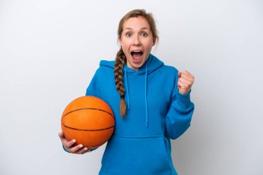 Beyazların arkasında basketbol oynayan beyaz bir kadın galibiyeti kutluyor.