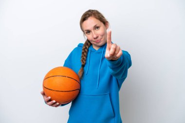 Basketbol oynayan beyaz tenli genç bir kadın beyaz arka planda izole edilmiş ve parmağını kaldırıyor.