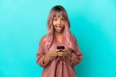 Mavi arka planda, pembe saçlı melez bir kadın. Şaşırdı ve bir mesaj gönderdi.