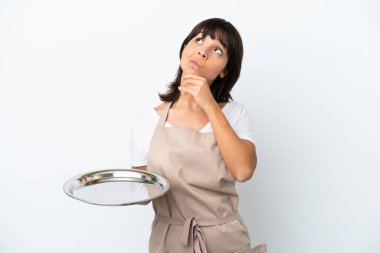 Tepsisi beyaz arka planda izole edilmiş genç bir garson.