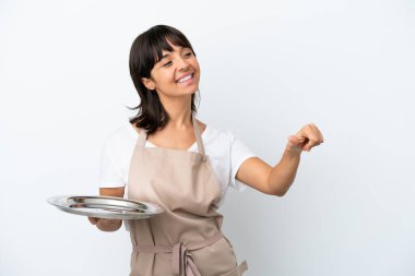 Tepsisi beyaz arka planda izole edilmiş genç bir garson baş parmak hareketi yapıyor.