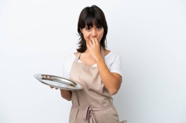 Tepsisi beyaz arka planda olan genç garson kuşkuları var.