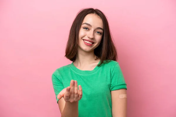 Young Ukrainian Woman Wearing Band Aids Inviting Come Hand Happy — Stockfoto