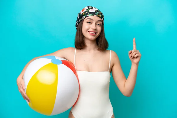 Jovem Ucraniana Segurando Bola Praia Isolada Fundo Azul Mostrando Levantando — Fotografia de Stock