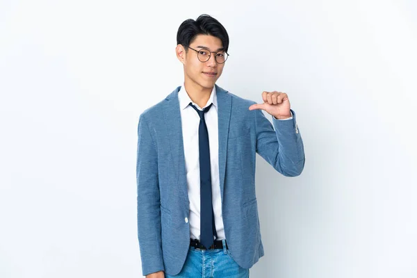 Mladý Čínský Podnikatel Izolované Bílém Pozadí Hrdý Self Spokojen — Stock fotografie