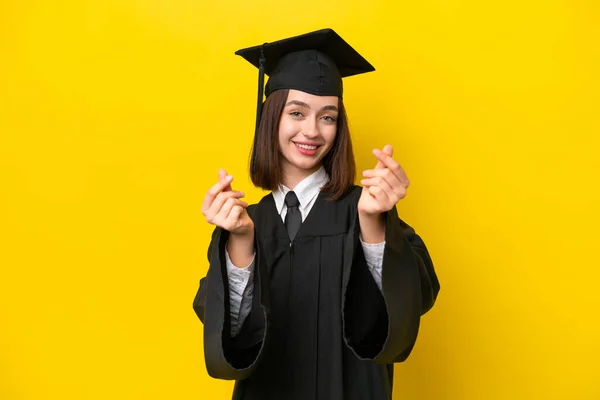 Junge Universitätsabsolventin Ukrainerin Isoliert Auf Gelbem Hintergrund Macht Geld Geste — Stockfoto