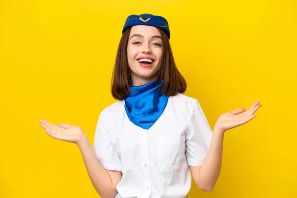 Letadlo Letuška Ukrajinská Žena Izolované Žlutém Pozadí Šokovaným Výrazem Obličeje — Stock fotografie