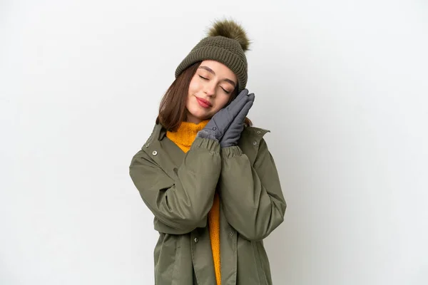 若いですウクライナの女性を身に着けています冬のジャケット白い背景に隔離された退屈な式で睡眠ジェスチャー — ストック写真